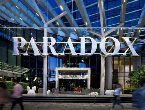 un grande cartello sulla parte anteriore di un edificio di Paradox Hotel Vancouver a Vancouver