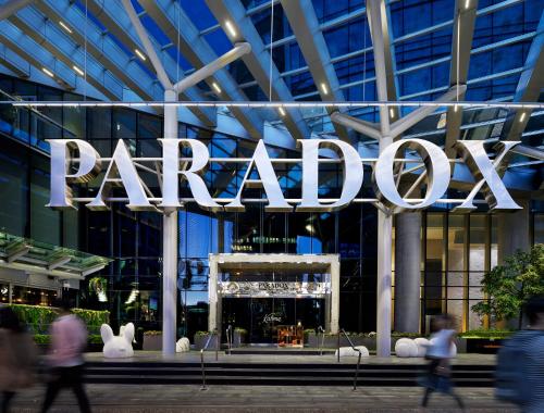 Paradox Hotel Vancouver في فانكوفر: علامة كبيرة على واجهة المبنى