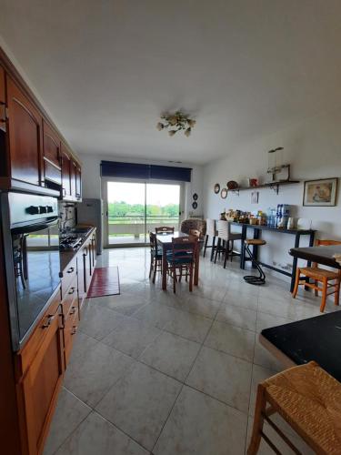 - une cuisine et une salle à manger avec une table et des chaises dans l'établissement Luna Reale Relais, à San Nicola La Strada