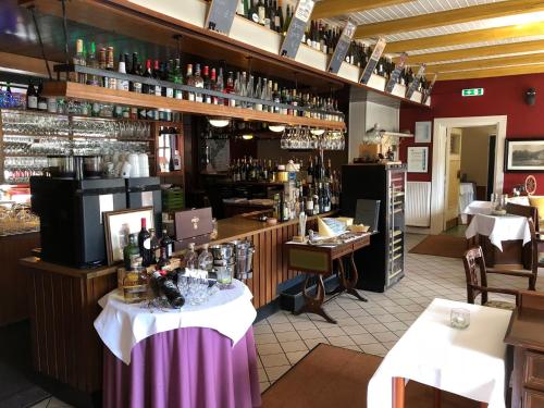 Tangstedt的住宿－Tangstedter Mühle，餐厅前方设有酒吧,配有桌子