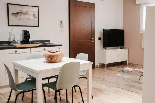 a kitchen and dining room with a table and chairs at Tra le case di Reggio - Passo Buole in Reggio Emilia