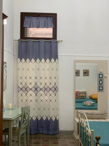 comedor con mesa y ventana en Casetta del Borgo - Locazioni brevi, en Siracusa