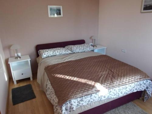 una camera da letto con un letto e un tavolo con un comodino di Apartman Anna Kuhar a Umag (Umago)