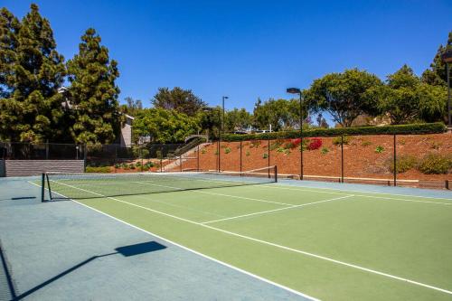 Tenis a/nebo squash v ubytování Huge Oceanside Private 2BR Apartment-Pool-Gym-Spa nebo okolí