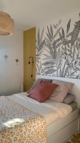 a bedroom with a bed with a floral wallpaper at La baie de Rose in Roses