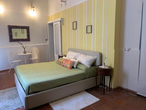 1 dormitorio con 1 cama y 1 mesa en Casetta Lele, en Siracusa