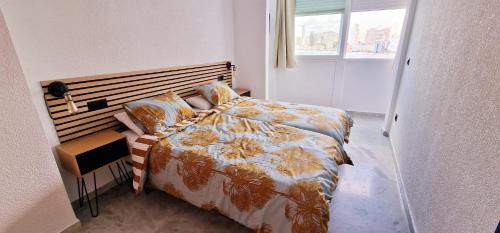 um quarto com uma cama e uma janela em Plaza santa Ana em Benidorm