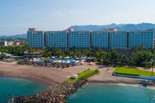 Sheraton Buganvilias Resort & Convention Center في بويرتو فايارتا: اطلالة جوية على منتجع مع شاطئ