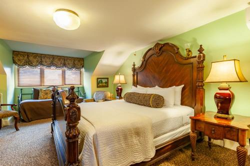 Un dormitorio con una cama grande y una mesa. en Ivy Lodge, en Newport