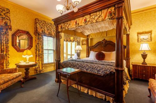 a bedroom with a canopy bed and a couch at Ivy Lodge in Newport