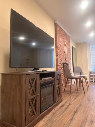 A television and/or entertainment centre at Classical Isbills Row House close to NYC