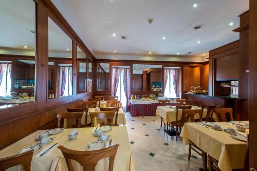 מסעדה או מקום אחר לאכול בו ב-Hotel Diplomate