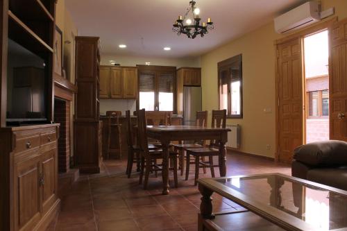 a kitchen and dining room with a table and chairs at Señorio de Quevedo in Villanueva de los Infantes