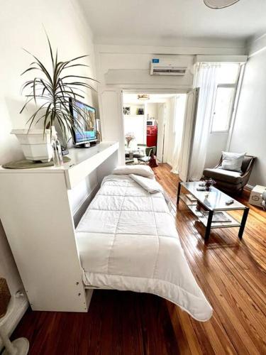 1 dormitorio con 1 cama blanca grande y sala de estar en Amplio y luminoso piso en Recoleta 3 pax (60mts2) en Buenos Aires