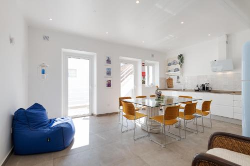 a kitchen and dining room with a table and chairs at Casa Largo da Mó in Portimão