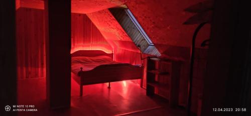 Habitación roja con cama con luces rojas en Varnukroga House en Jūrmala