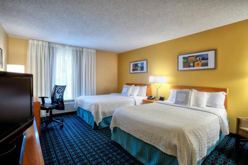 Cette chambre comprend 2 lits et une télévision à écran plat. dans l'établissement Fairfield Inn and Suites by Marriott McAllen, à McAllen