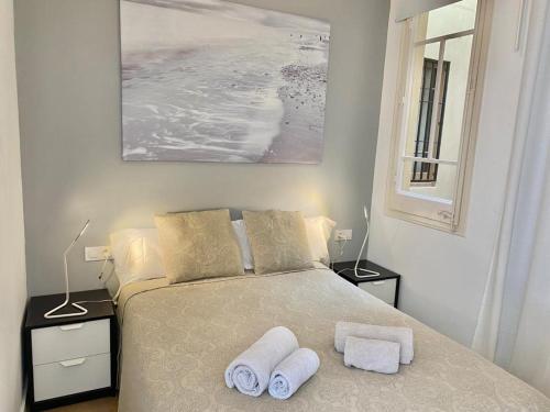 - une chambre avec un lit et 2 serviettes dans l'établissement 2 BDR EIXAMPLE APARTMENT, à Barcelone