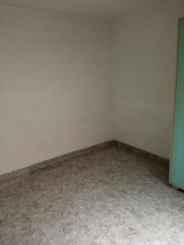 um quarto vazio com paredes brancas e piso em azulejo em Apartamento Duplex em Medellín