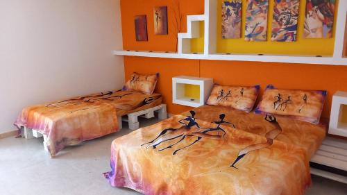 una habitación con 2 camas con dibujos en ellas en carlotta, en Tropea