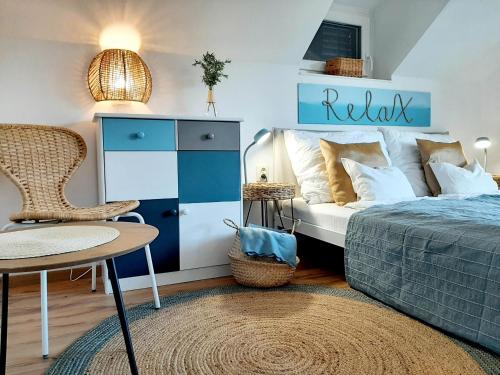 ein Schlafzimmer mit einem Bett, einem Tisch und einem Stuhl in der Unterkunft HangVilla Badacsony in Badacsonytomaj