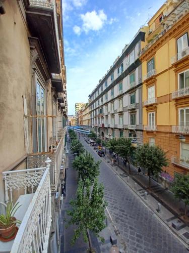 eine leere Straße in einer Stadt mit Gebäuden in der Unterkunft Domus Duomo B&B Napoli in Neapel