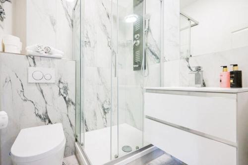 a bathroom with a shower and a toilet and a sink at Entspannen in unserer gemütlichen Suite A in Bad Camberg