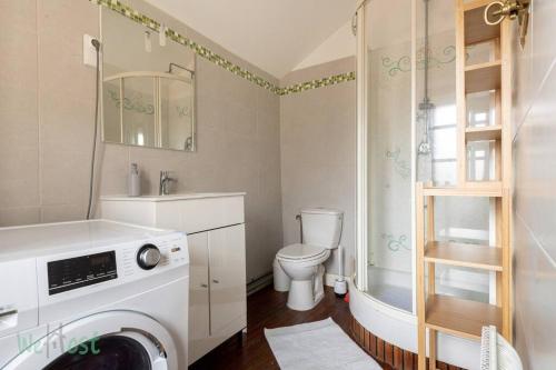 La salle de bains est pourvue de toilettes et d'un lave-linge. dans l'établissement Maison de Ville, Hyper Centre, 8p, 105m2, à Pornic