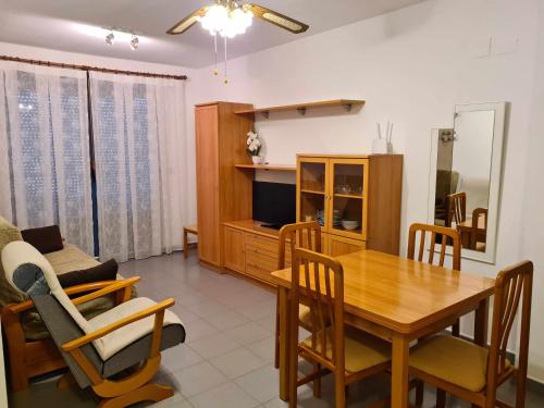 ein Esszimmer und ein Wohnzimmer mit einem Tisch und Stühlen in der Unterkunft Mediterrania Mar Canet in Canet d'en Berenguer