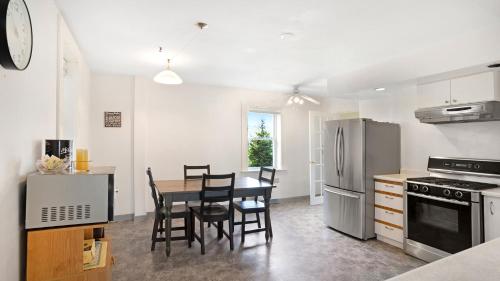Una cocina o zona de cocina en Homeport Motel