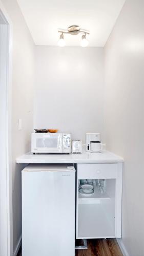 Una cocina o zona de cocina en Homeport Motel