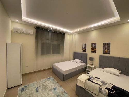 1 Schlafzimmer mit 2 Betten und einem Fenster in der Unterkunft B-Home 2 in Kairo