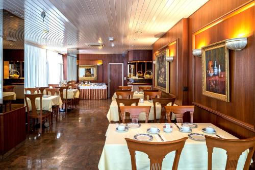 une salle à manger avec des tables et des chaises dans un restaurant dans l'établissement Hotel Churchill, à Genève