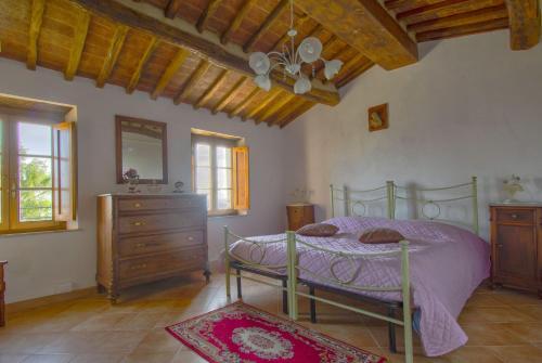 Petrognano的住宿－Casa Serena，一间卧室配有一张床、梳妆台和窗户。