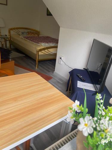 a room with two tables and a laptop on a desk at Monteurzimmer, Innenstadt Lage in Husum