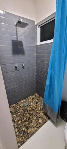 Ein Badezimmer in der Unterkunft Mangal Suites