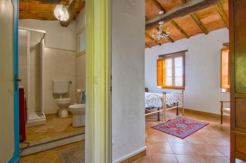 Petrognano的住宿－Casa Serena，客房内的卫生间