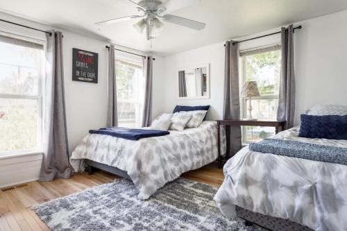 um quarto com 2 camas e uma ventoinha de tecto em Ames Cottage Elk Rapids em Elk Rapids