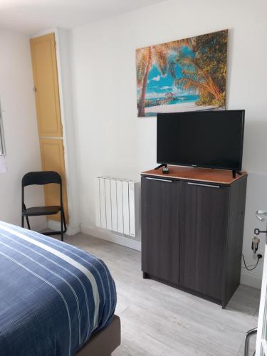 TV a/nebo společenská místnost v ubytování La Menuiserie