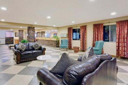 a lobby with leather couches and chairs at Affordable Inns Evanston in Evanston