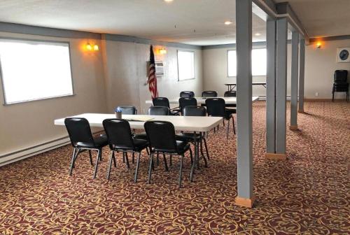 een vergaderzaal met een tafel en stoelen. bij Affordable Inns Evanston in Evanston