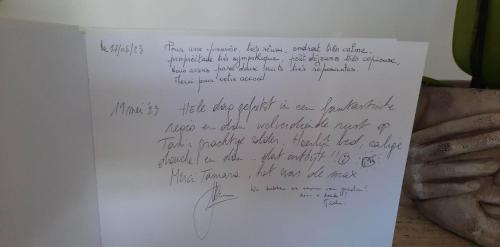 a handwritten note on a whiteboard with writing on it at Tam's zolder in Boeschèpe