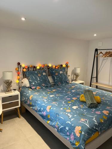 - une chambre avec un lit et une couette bleue dans l'établissement Nouveau cabanon L ilette vue mer calanque de Niolon, à Le Rove