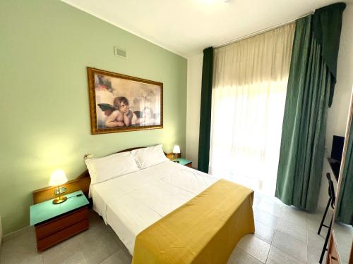 una camera con un grande letto e una finestra di Hotel Minerva a Otranto