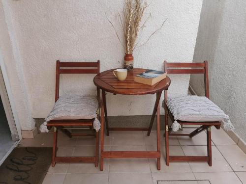 ein kleiner Tisch mit zwei Stühlen und ein Buch darauf in der Unterkunft Guesthouse NADIA in Senj