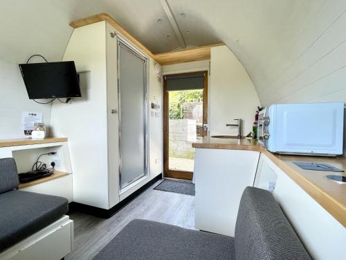 una pequeña cocina en una casa pequeña en Armadilla 3 at Lee Wick Farm Cottages & Glamping en Clacton-on-Sea