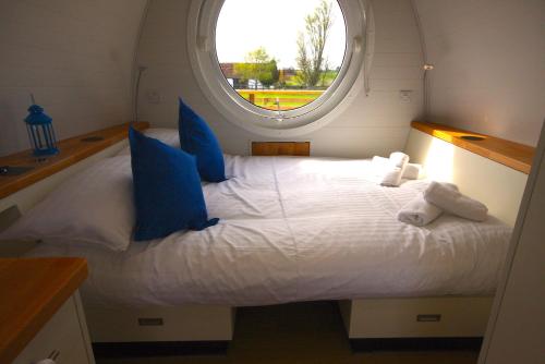 Ένα ή περισσότερα κρεβάτια σε δωμάτιο στο Armadilla 3 at Lee Wick Farm Cottages & Glamping