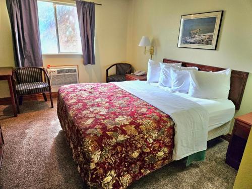 a hotel room with a large bed and a window at Affordable Inns Evanston in Evanston