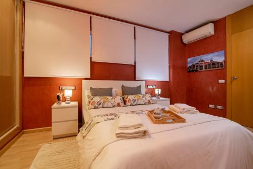 1 dormitorio con 1 cama blanca grande con sábanas blancas en Grand Villa en Valencia