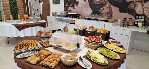 een buffet met veel verschillende soorten eten op een tafel bij Dobau casas in Vieira do Minho